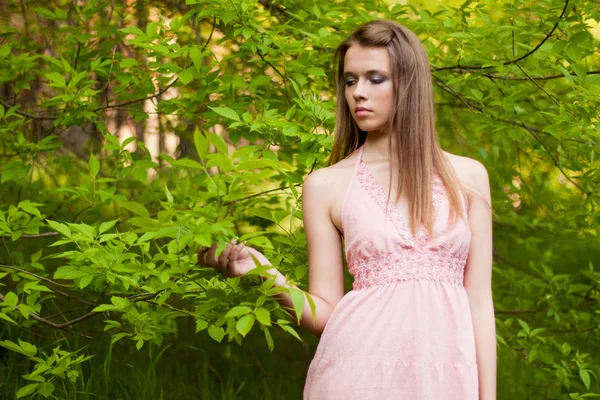 Chica joven en el bosque — Foto de Stock