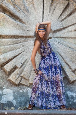 taş duvara sundress kadın