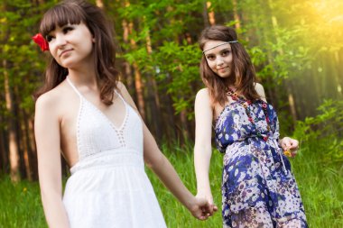 genç kızlar ormanda