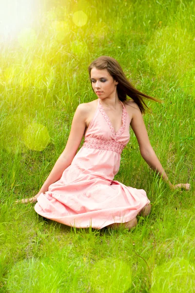 草原の上の少女 — ストック写真