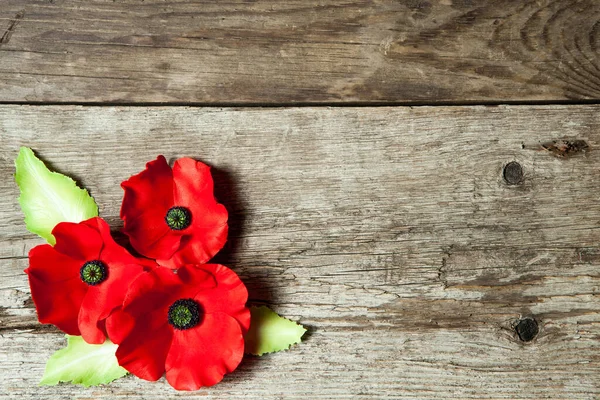 Spilla di papavero per il Giorno della Memoria. Sostenuto su belle venature, legno dettagliato. — Foto Stock