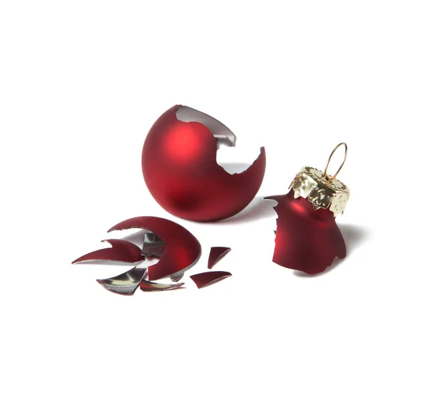 Kaputte rote Weihnachtskugel isoliert auf weißem Hintergrund. — Stockfoto