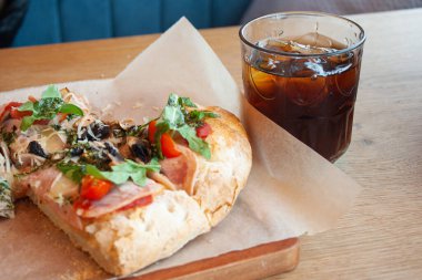 Buzlu kola ile nefis İtalyan pizzası.