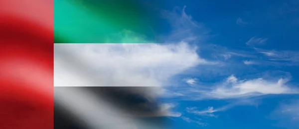 美しい朝の空に向かって飛んでアラブ首長国連邦の旗 Uaeは12月2日に国民の日を祝う 記念日 — ストック写真
