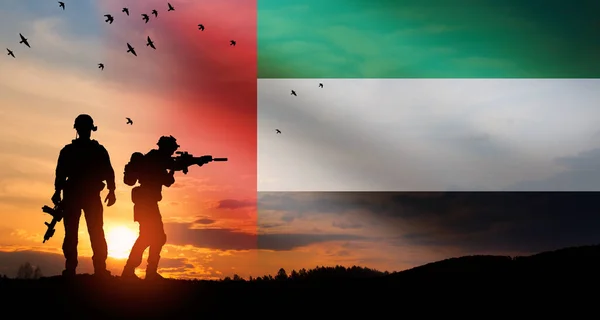Silhouette Dei Soldati Contro Bandiera Degli Emirati Arabi Uniti Concetto — Foto Stock