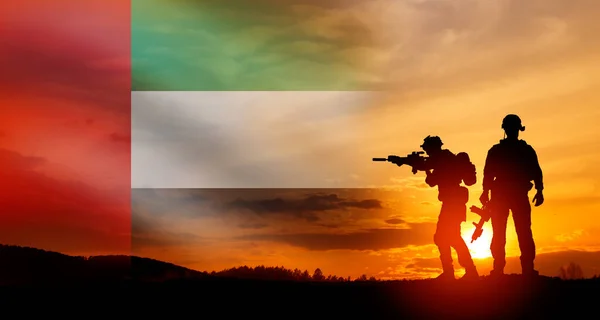 Silhouette de soldats contre le drapeau des EAU. Concept de jours fériés nationaux. — Photo