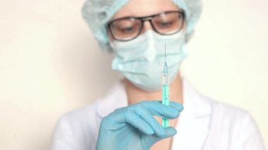 Doktor, hemşire, bilim adamı elinde grip, kızamık, koronavirüs, covid-19 aşısı olan mavi eldivenleri teslim etti..