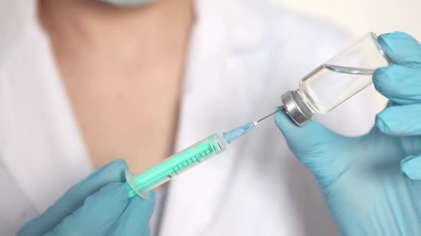 Läkare, sjuksköterska, vetenskapsman hand i blå handskar som håller influensa, mässling, coronavirus, covid-19 vaccin. — Stockvideo