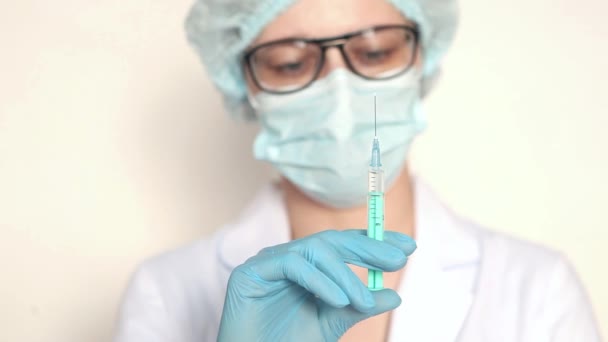 Médecin, infirmière, scientifique main dans les gants bleus tenant la grippe, la rougeole, le coronavirus, le vaccin covid-19. — Video