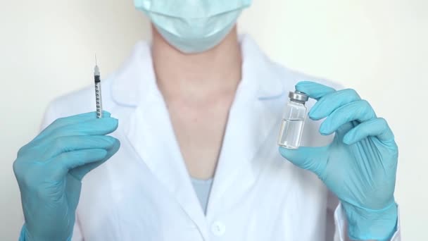 Lekarz, pielęgniarka, naukowiec w niebieskich rękawiczkach z grypą, odrą, koronawirusem, szczepionką przeciw kovidowi-19. — Wideo stockowe