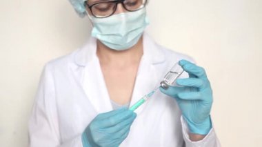 Doktor, hemşire, bilim adamı elinde grip, kızamık, koronavirüs, covid-19 aşısı olan mavi eldivenleri teslim etti..