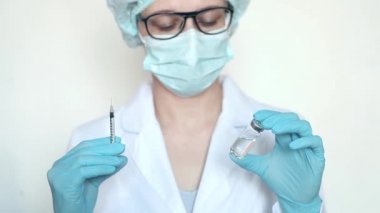 Doktor, hemşire, bilim adamı elinde grip, kızamık, koronavirüs, covid-19 aşısı olan mavi eldivenleri teslim etti..