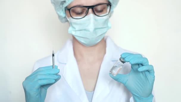 Doktor, sestra, vědec v modrých rukavicích, držící chřipku, spalničky, koronavirus, covid-19 vakcína. — Stock video