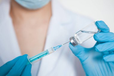 Doktor, hemşire, bilim adamı ellerinde grip, kızamık, koronavirüs, covid-19 aşı hastalığı çocuk, bebek, yetişkin, erkek ve kadın aşı aşısı aşısı, ilaç ve uyuşturucu konsepti bulunan mavi eldivenler tutuyorlar..