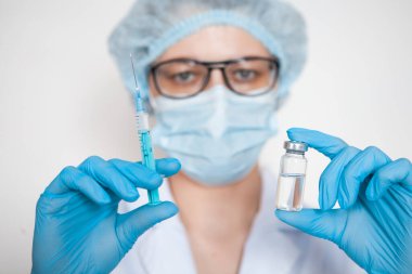 Doktor, hemşire, bilim adamı ellerinde grip, kızamık, koronavirüs, covid-19 aşı hastalığı çocuk, bebek, yetişkin, erkek ve kadın aşı aşısı aşısı, ilaç ve uyuşturucu konsepti bulunan mavi eldivenler tutuyorlar..