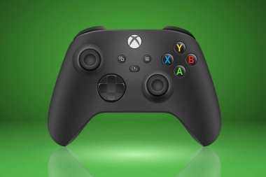 MOSCOW, RUSSIA - 20 Aralık 2021: Xbox X serisi ve yeşil arka planda S serisi oyun sahası. Basit gradyanlarla EPS10 vektör çizimi.