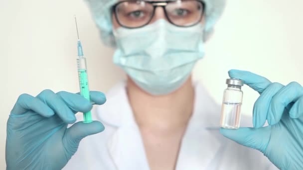 Лікар, медсестра, рука вченого в блакитних рукавичках, що тримає грип, кору, коронавірус, вакцина проти ковадла-19 . — стокове відео