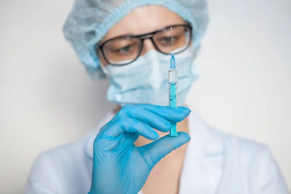 Лікар, медсестра, рука вченого в блакитних рукавичках, що тримає грип, кору, коронавірус, вакцина проти ковадла-19 . — стокове фото