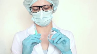 Doktor, hemşire, bilim adamı elinde grip, kızamık, koronavirüs, covid-19 aşısı olan mavi eldivenleri teslim etti..