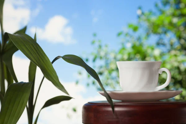 White Cup Coffee Tea Steam Wooden Table Background Blue Sky — Stock Photo, Image