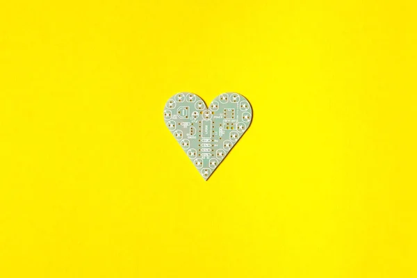 Placa Circuito Forma Coração Sobre Fundo Amarelo Dia Dos Namorados — Fotografia de Stock