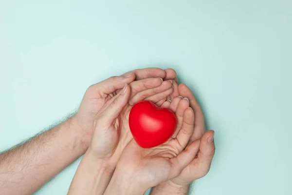 Manos Hombre Mujer Sosteniendo Corazón Rojo Cuidado Salud Donación Concepto — Foto de Stock
