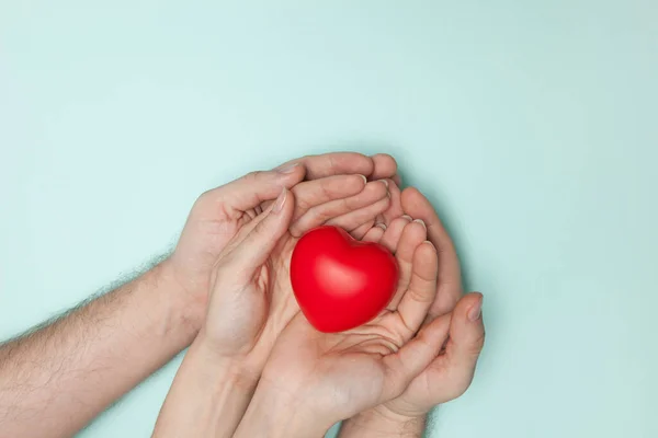 Les Mains Homme Femme Tenant Cœur Rouge Les Soins Santé — Photo