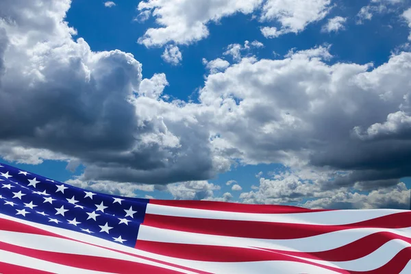 Mavi gökyüzünün arka planında Amerikan bayrağı. Ulusal tatil konsepti. 3B görüntüleme.