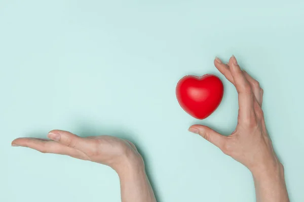 医药和慈善的概念 用红心和手掌的女性小手合拢你的礼物 — 图库照片