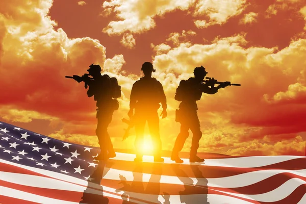 Vojáci Americké Armády Národní Vlajkou Pozadí Západu Slunce Nebo Východu — Stock fotografie