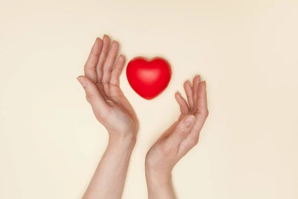 Zdrowie Medycyna Miłości Concept Bliska Kobiece Ręce Małe Czerwone Serce — Zdjęcie stockowe
