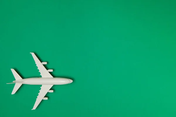 Modelo Avión Plano Blanco Sobre Fondo Verde Concepto Vacaciones Viaje — Foto de Stock