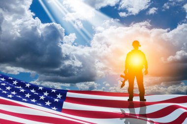Mavi bulutlu bir arka planda ulus bayrağı taşıyan Amerikan askeri. Gaziler Günü için tebrik kartı, Anma Günü, Bağımsızlık Günü. Amerika kutlaması. 3B görüntüleme.