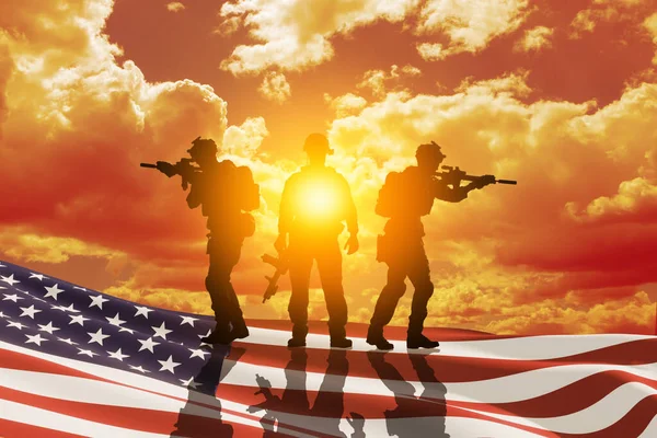 有国旗的美国陆军士兵在日落或日出的背景下 退伍军人日 阵亡将士纪念日 独立日的贺卡 美国的庆祝活动3D渲染 — 图库照片