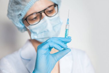 Doktor, hemşire, bilim adamı ellerinde grip, kızamık, koronavirüs, covid-19 aşı hastalığı çocuk, bebek, yetişkin, erkek ve kadın aşı aşısı aşısı, ilaç ve uyuşturucu konsepti bulunan mavi eldivenler tutuyorlar..