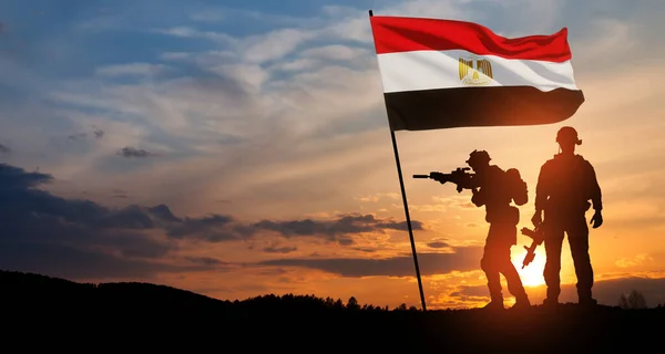 砂漠の日の出に対する兵士のシルエット エジプトの武装勢力 エジプトのお祝い 独立記念日 記念の日 軍隊の日の挨拶カード — ストック写真