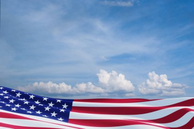 Mavi gökyüzünün arka planında Amerikan bayrağı. Ulusal tatil konsepti. 3B görüntüleme.