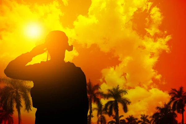 Silueta Solider Salutující Proti Východu Slunce Poušti Palmami Koncept Ozbrojené — Stock fotografie