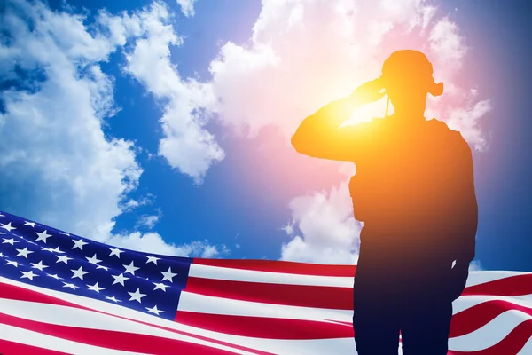 Usas Soldat Med Nasjonens Flagg Blå Skyfri Himmel Hilsen Til – stockfoto