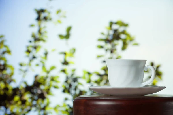 Taza Blanca Café Una Mesa Madera Sobre Árbol Borroso Con —  Fotos de Stock