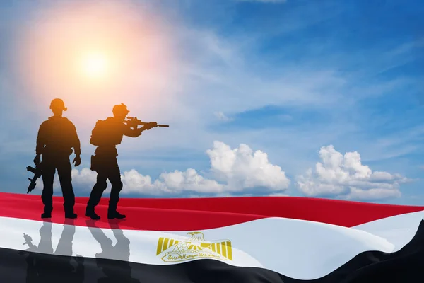 Egy Katona Sziluettje Napfelkelte Egyiptomi Zászló Ellen Koncepció Fegyveres Erők — Stock Fotó