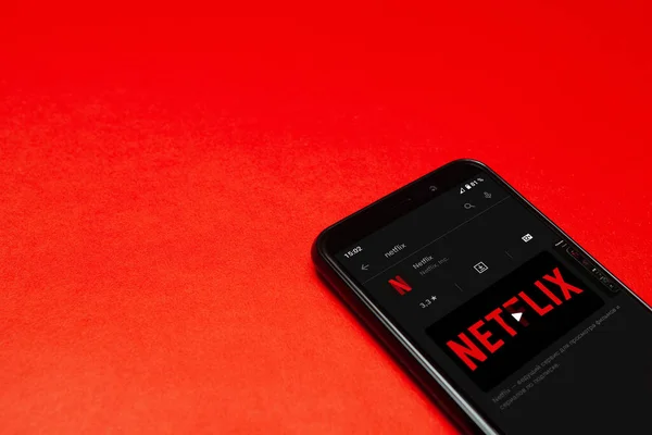 Логотип Netflix Экране Смартфона Потоковый Сервис Netflix Просмотра Видео Смартфон — стоковое фото