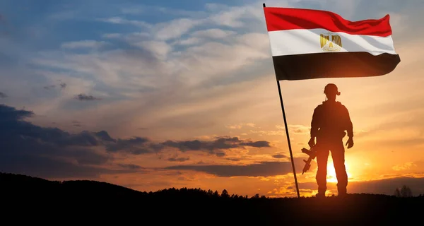 砂漠の日の出に対する兵士のシルエット エジプトの武装勢力 エジプトのお祝い 独立記念日 記念の日 軍隊の日の挨拶カード — ストック写真