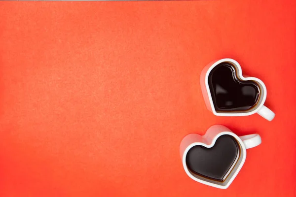 Tazas Café Forma Corazón Sobre Fondo Rojo Vista Desde Arriba — Foto de Stock