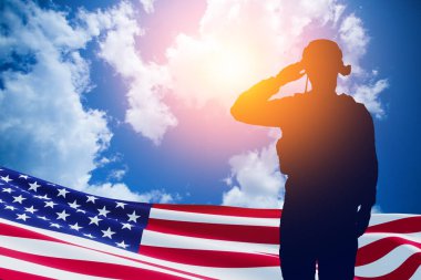 Mavi bulutlu bir arka planda ulus bayrağı taşıyan Amerikan askeri. Gaziler Günü için tebrik kartı, Anma Günü, Bağımsızlık Günü. Amerika kutlaması. 3B görüntüleme.