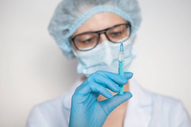 Doktor, hemşire, bilim adamı ellerinde grip, kızamık, koronavirüs, covid-19 aşı hastalığı çocuk, bebek, yetişkin, erkek ve kadın aşı aşısı aşısı, ilaç ve uyuşturucu konsepti bulunan mavi eldivenler tutuyorlar..