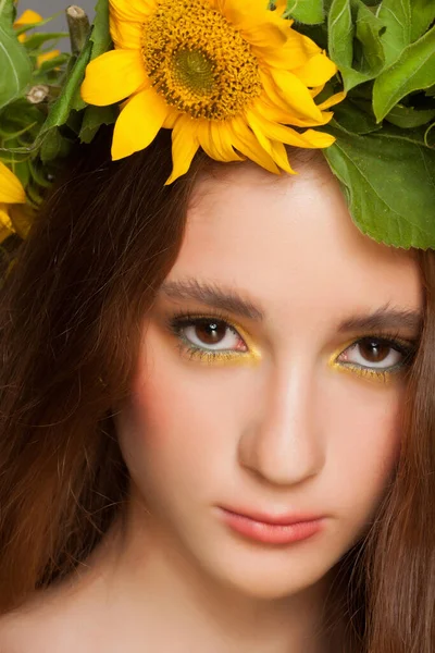 Hermosa Mujer Con Maquillaje Elegante Girasoles Alrededor Cabeza —  Fotos de Stock