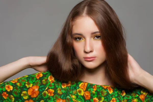 Hermosa Mujer Con Elegante Maquillaje Amarillo Verde Vestido Con Con —  Fotos de Stock