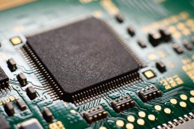 Boş bir çipe odaklı yeşil bilgisayarlı devre kartının makro fotoğrafı.