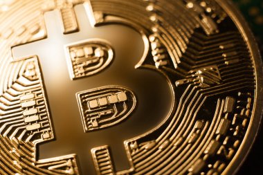 Bitcoin B logosu. Parlak altın madeni para sembolünün Macro fotoğrafı. Basit, parlak altın bitcoin kripto para birimi logosu. BTC şifreleme, dijital varlık kavramı.